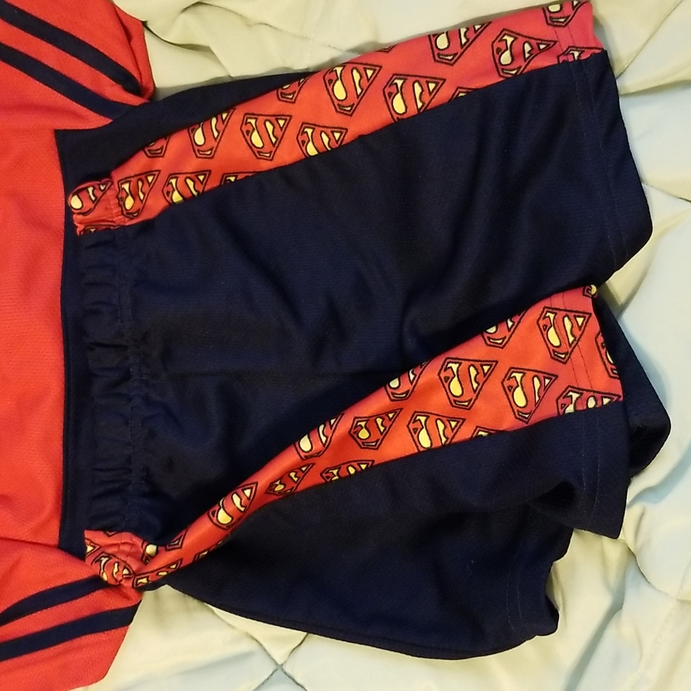 Boys 24m/2T 2 Batman outfits, and 1 superman outfit - Picture 3 of 16